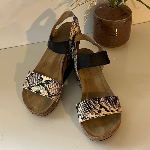 🛍️PIERRE DUMAS Snake skin and black platform sandal size 9. - Picture 3 of 9